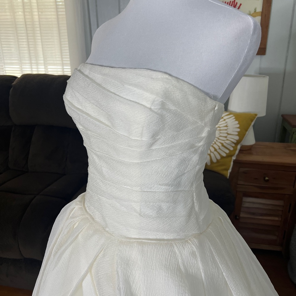 Vera Wang organza sweetheart tulle wedding dress - Picture 4 of 16